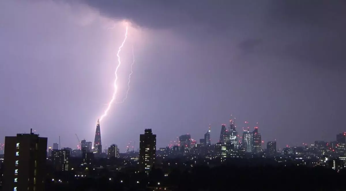 Marea Britanie, lovită de o super furtună. Fulgere spectaculoase au brăzdat cerul, iar zborurile au fost date peste cap