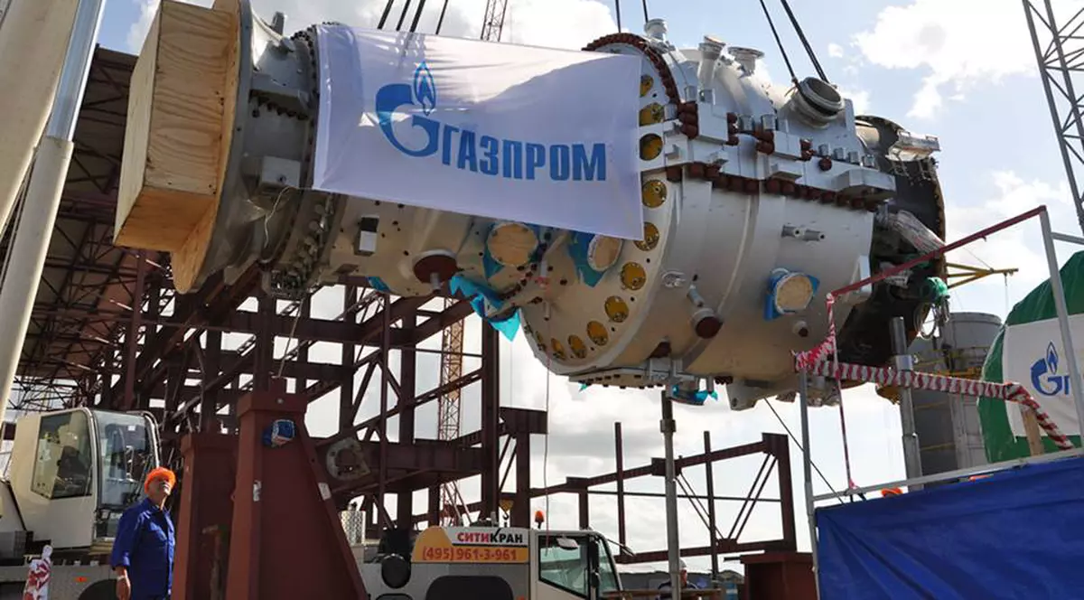 Posibil acord între UE şi Gazprom, privind investigația pe tema concurenței. Imagine cu un utilaj Gazprom, transportat d eo macar, pe care este afișat numele companiei, în limba rusă