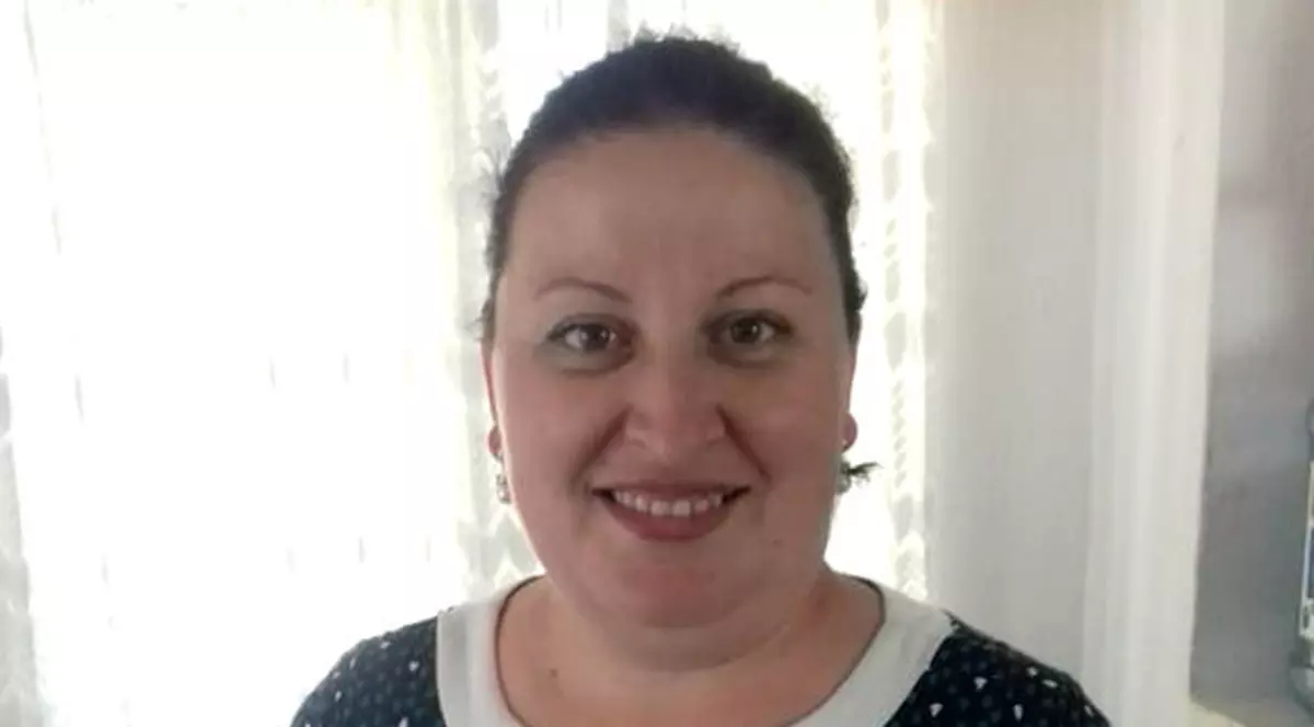 O femeie din Prahova a dispărut de acasă, din 24 aprilie. Georgiana Eftimie. care ține două pahare cu milkshake, ornate cu căpșune