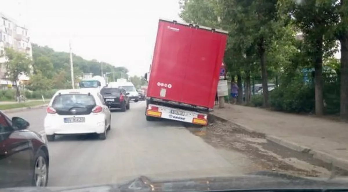 Un TIR a fost gata să se răstoarne într-un crater în asfalt, la Iași