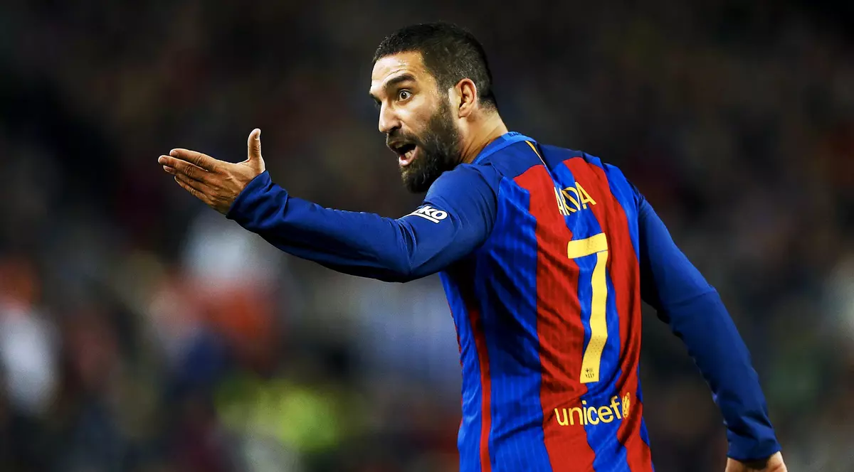 Arda Turan i-a rupt nasul unui cântăreț turc. Scandalul ar fi pornit de la o femeie