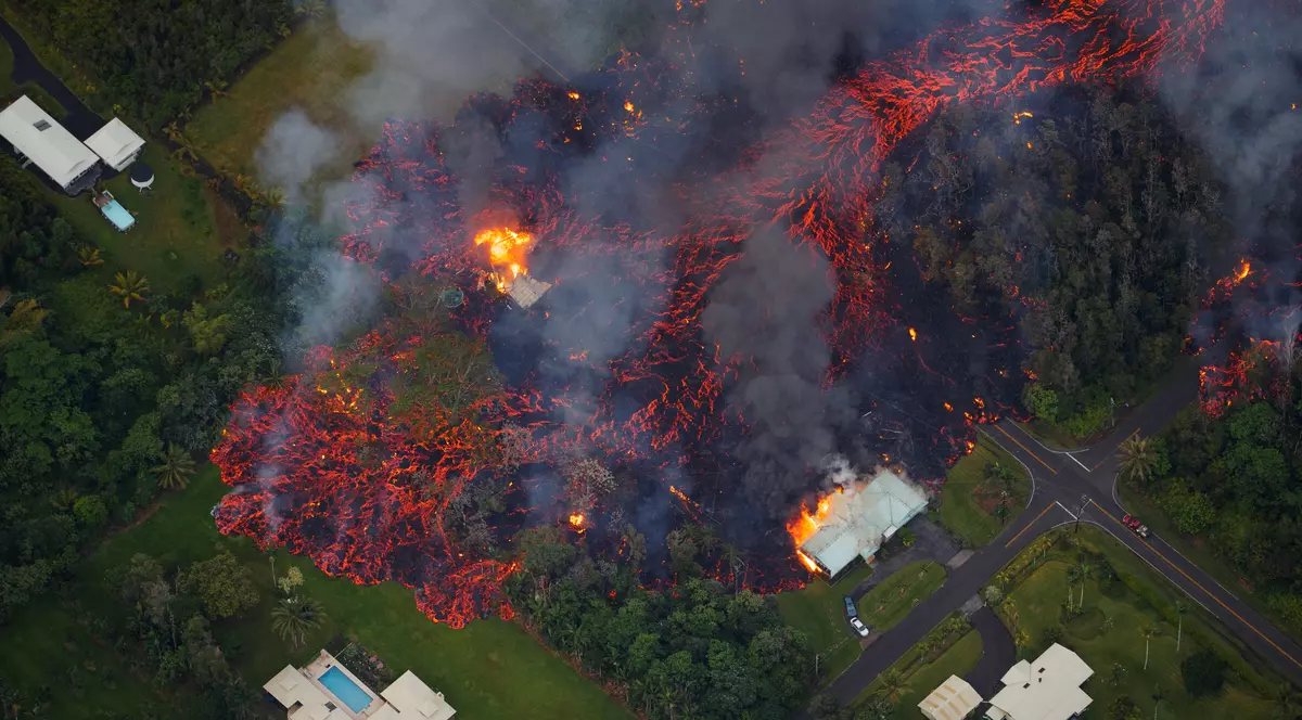VIDEO / Un bărbat din Hawaii a filmat cum vulcanul Kilauea erupe în spatele locuinței sale