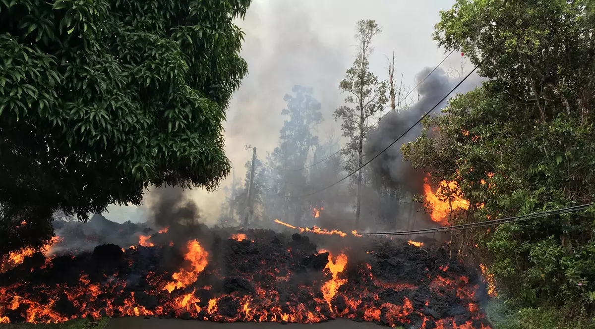 VIDEO / Momentul în care lava vulcanului din Hawaii înghite o mașină
