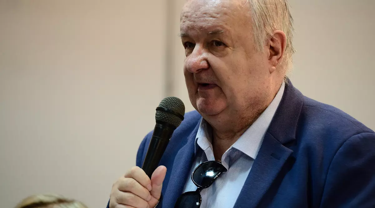 Cristian Țopescu este în continuare la Terapie Intensivă, la o săptămână de la internarea la Spitalul Elias din Capitală. Fostul mare comentator este conștient și cooperant, dar starea sa este ”mediocră”, a declarat luni, pentru Libertatea, purtătorul de cuvânt al Spitalului Elias, Silvius Negoiță.