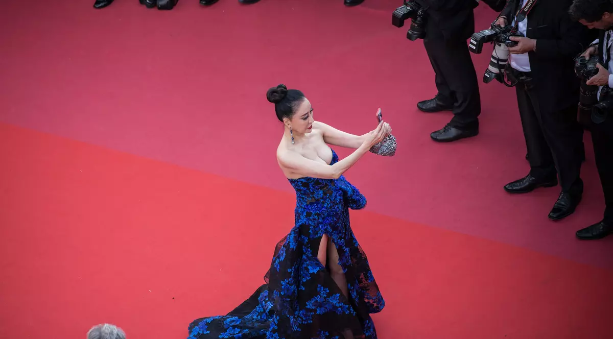 Mai multe vedete au încălcat regula de la festivalul de la Cannes. Au făcut selfie pe covorul roșu  - FOTO