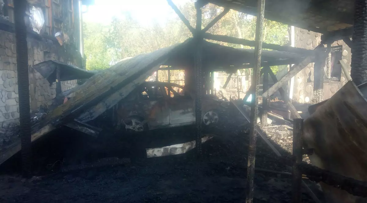 Incendiu puternic în Brașov. Trei case au fost distruse de flăcări