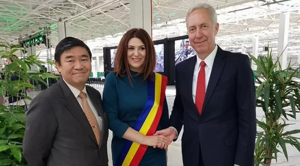 Nidec a inaugurat cea mai mare fabrică de motoare electrice din România la Ștefănești, județul Argeș. În fotografie sunt, de la stânga la dreapta: Kisaburo Ishii - ambasadorul Japoniei în România, Ioana Jenica Dumitru - primarul Ștefănetiului și Hans Klemm - ambasadorul SUA în România