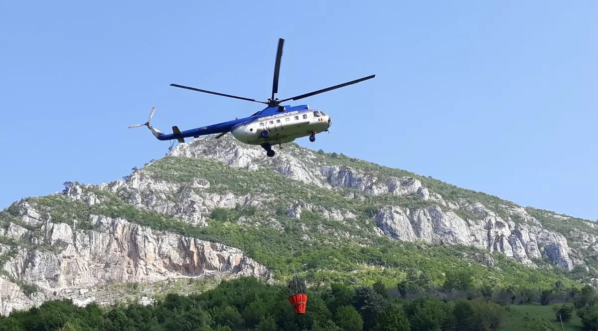 În Parcul Naţional Domogled nu se mai observă focare. Un elicopter aruncă apă peste focul din Parcul Național Domogled