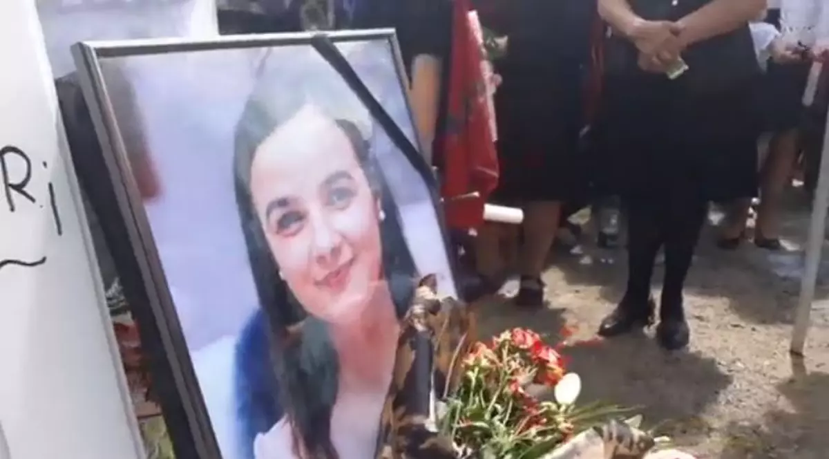 Înmormântarea Mădălinei Pârja, una dintre studentele care au murit în accidentul din Jibou. Tineri în costume populare, în cortegiul funerar