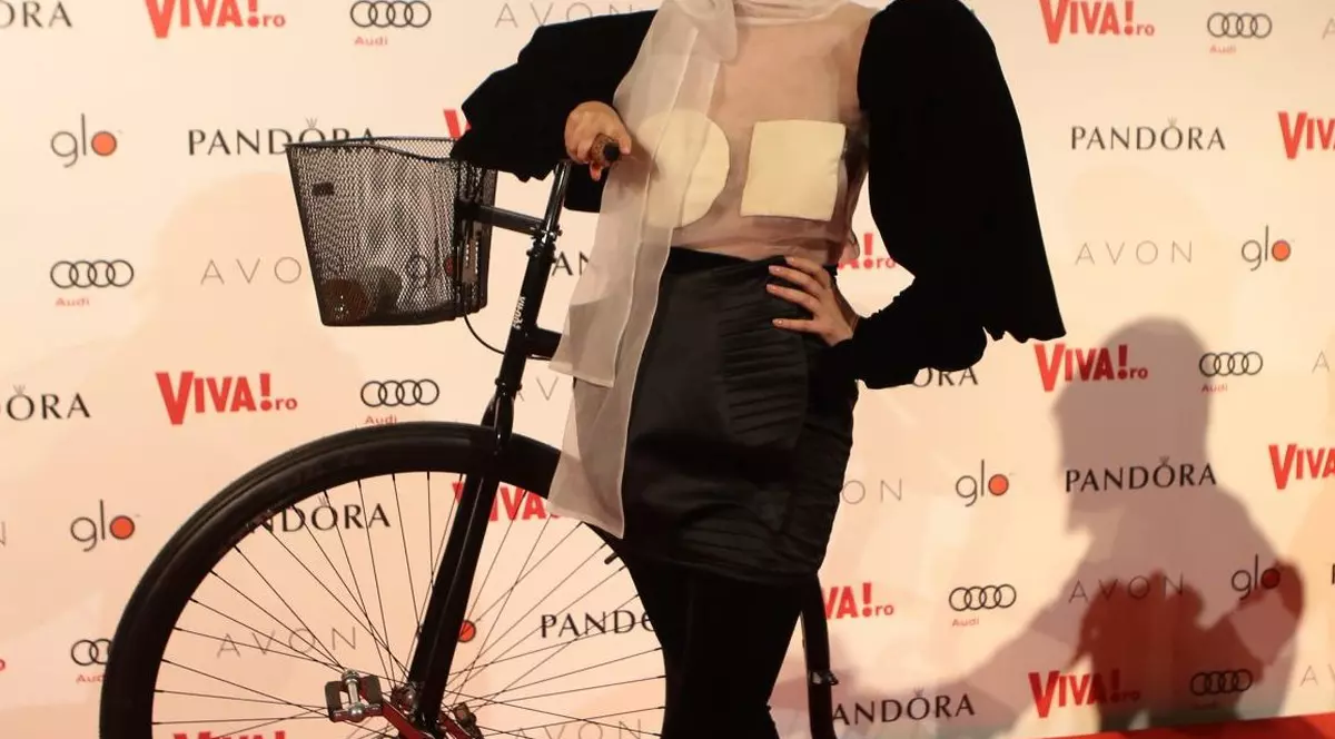 Iulia Albu, o nouă apariție excentrică, la VIVA! Party 2018