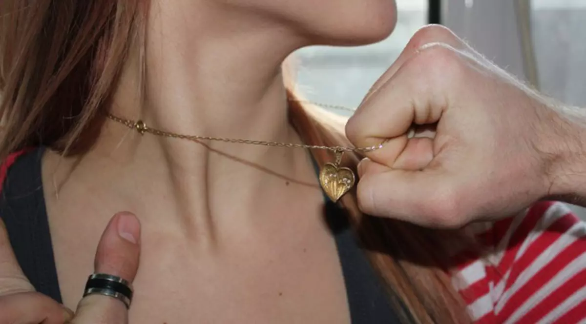 Tâlharul a fost capturat de un trecător după o urmărire de câțiva zeci de metri. lanțișor din aur smuls de la gât