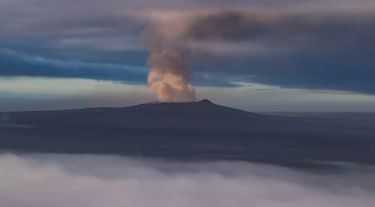 un uragan și un vulcan aflat în erupție, se vor înfrunta săptămâna viitoare