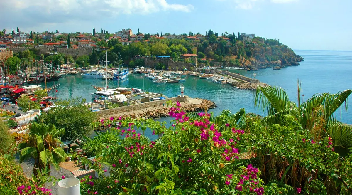 (P) Plaje spectaculoase şi atracţii istorice, într-un sejur de basm în Antalya