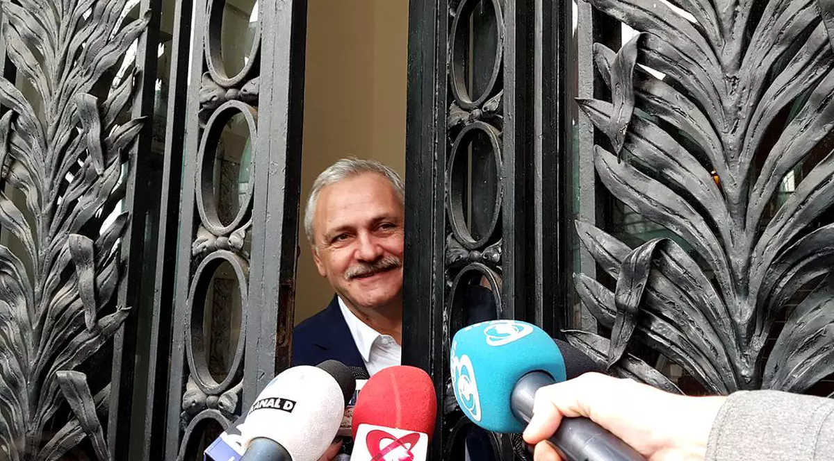 Liviu Dragnea a fost ironizat pe internet din cauza telefonului care îl ”ascultă”. Șeful PSD a spus marți jurnaliștilor din fața Înaltei Curți de Casație și Justiție că ”s-a speriat” după ce i-au apărut patru puncte luminoase pe ecran și acesta asculta ce vorba avocatul său. Este vorba de asistentul virtual. Liviu Dragnea zâmbit în timp ce închidea o ușă metalică