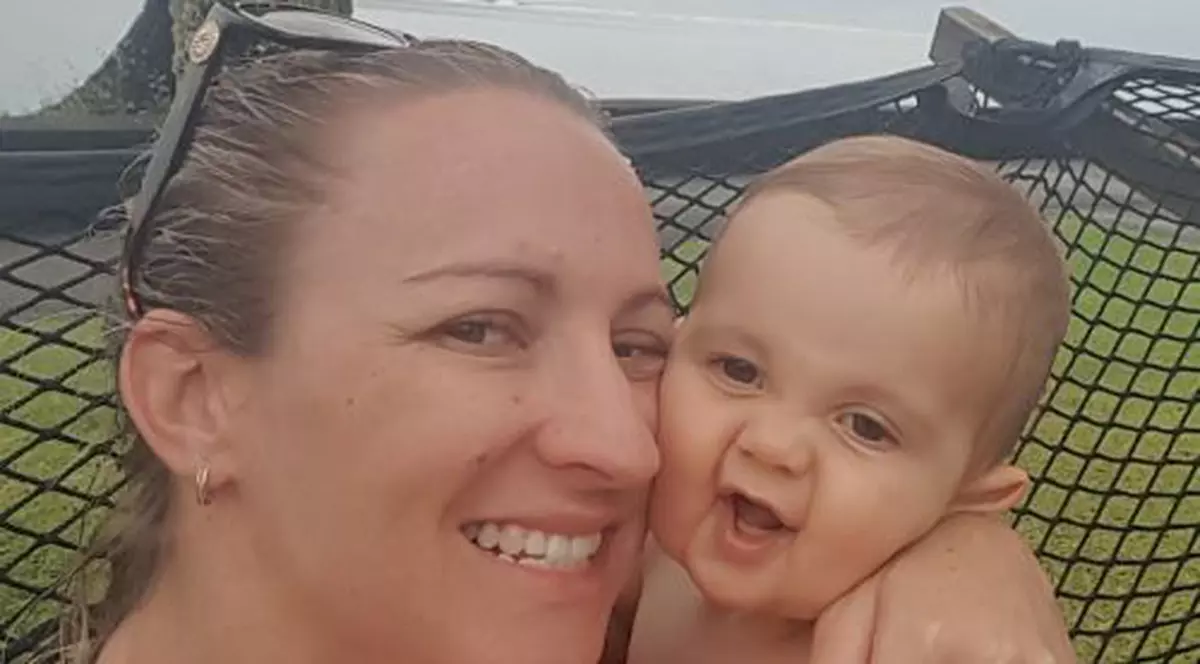FOTO | O familie caută răspunsuri după ce băiețelul lor a murit în somn, în timp ce se afla la creșă