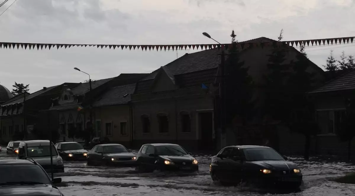 Șoferi blocați pe străzi inundate în Lugoj, în urma unei ploi torențiale