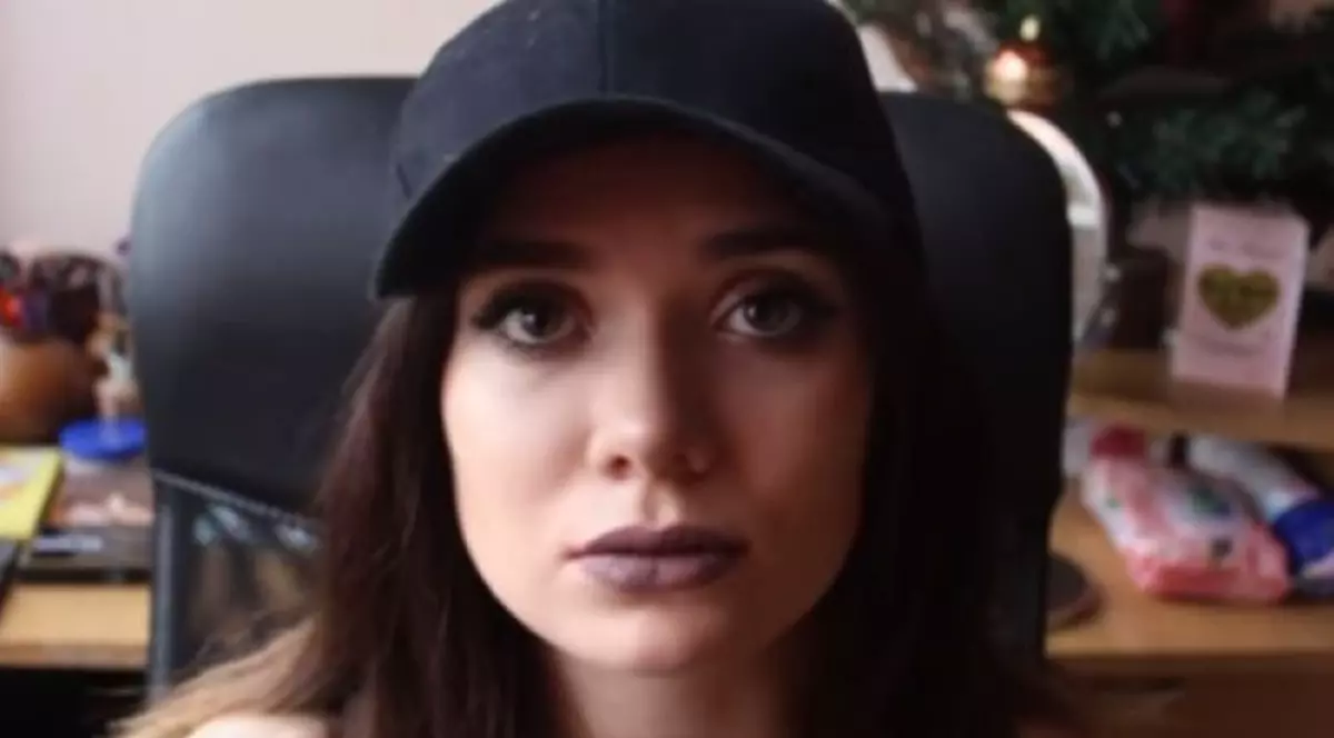 Povestea tinerei din Haţeg care a pozat nud la 13 ani. Captură video cu Magda din Hațeg, în timp ce povestește pe Youtube experiența sa de la 13 ani