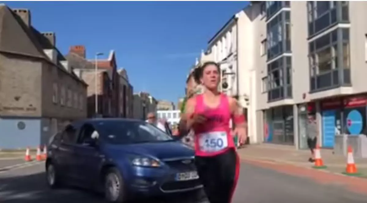 O șoferiță a intrat cu mașina printre oamenii care participau la un maraton