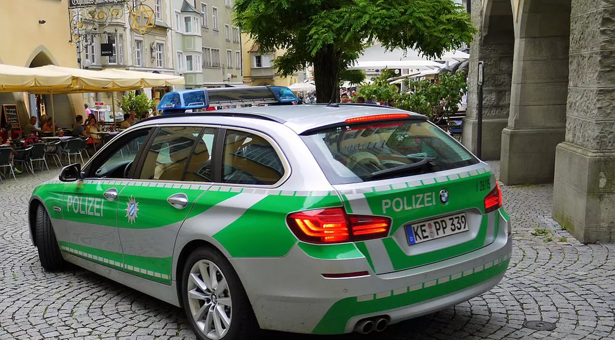 Un băieţel de 7ani a fost ucis de bona sa, în Germania. Mașină de poliție germană, de culoare verde