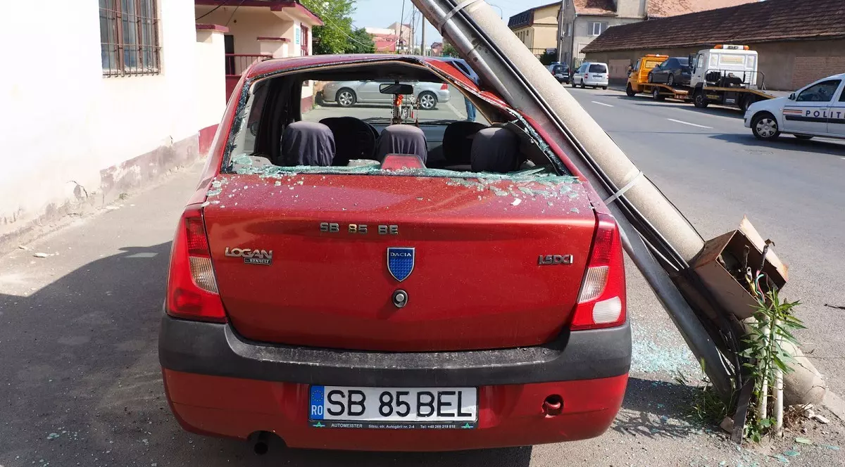 Mașina a fost distrusă de utilajul Poliției Locale