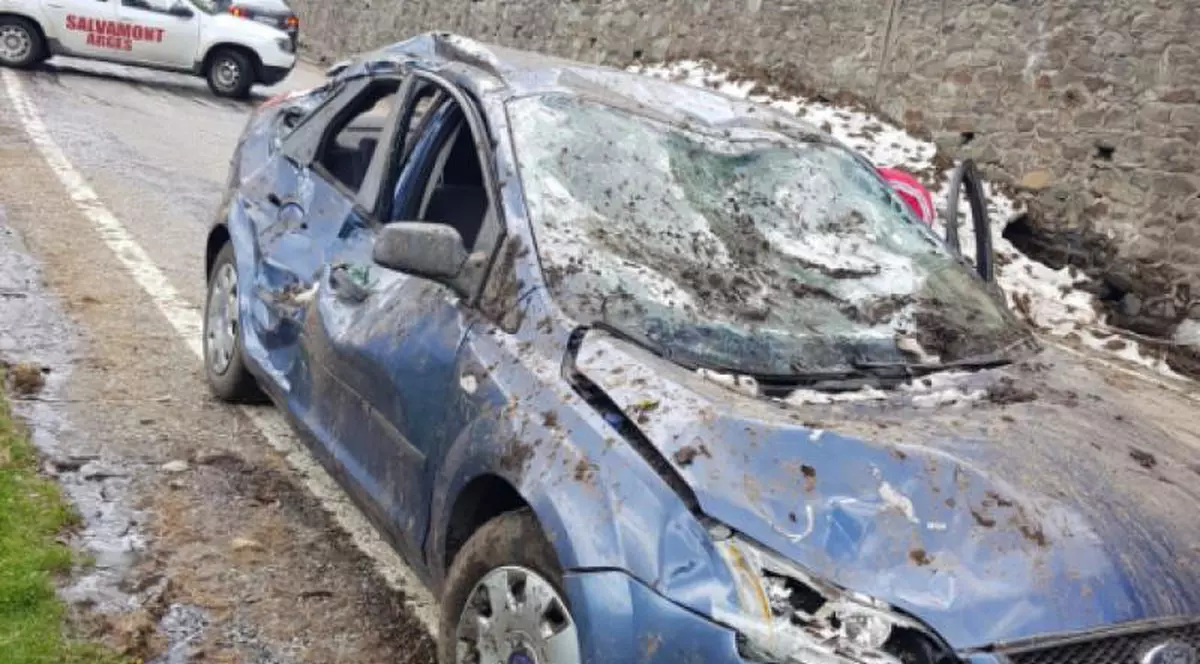 Mașini surprinse de avalanșă, în Piatra Craiului.