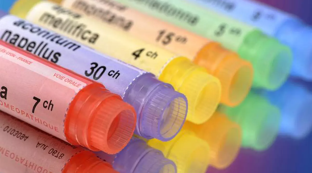 Mesaj de avertizare pe ambalajul medicamentelor homeopate. Tuburi de plastic, de diverse culori, cu medicamente homeopate