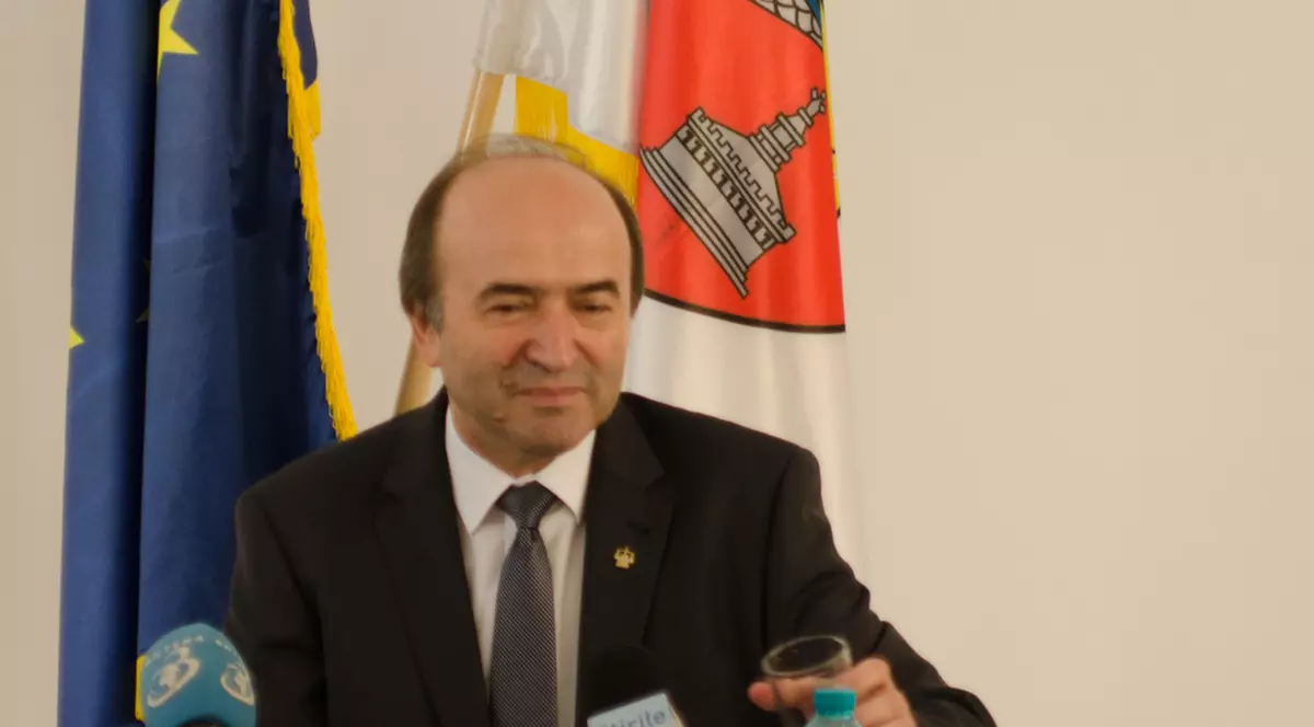 Tudorel Toader, despre recomandarea Comisiei de la Veneţia. Tudorel Toader, cu mâna întinsă către o sticlă cu apă de 0,5 l