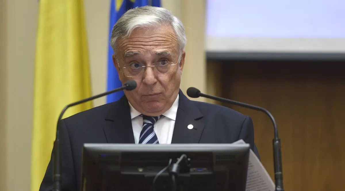 Isărescu anunță că va merge în Parlament pentru a fi audiat despre ROBOR. Mugur Isărescu, vorbind de la o tribună