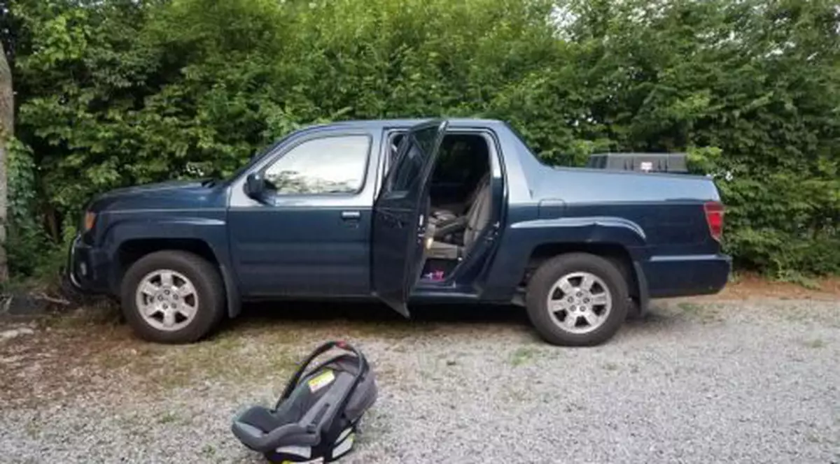 O fetita a murit uitata in masina (foto Politie Nashville)