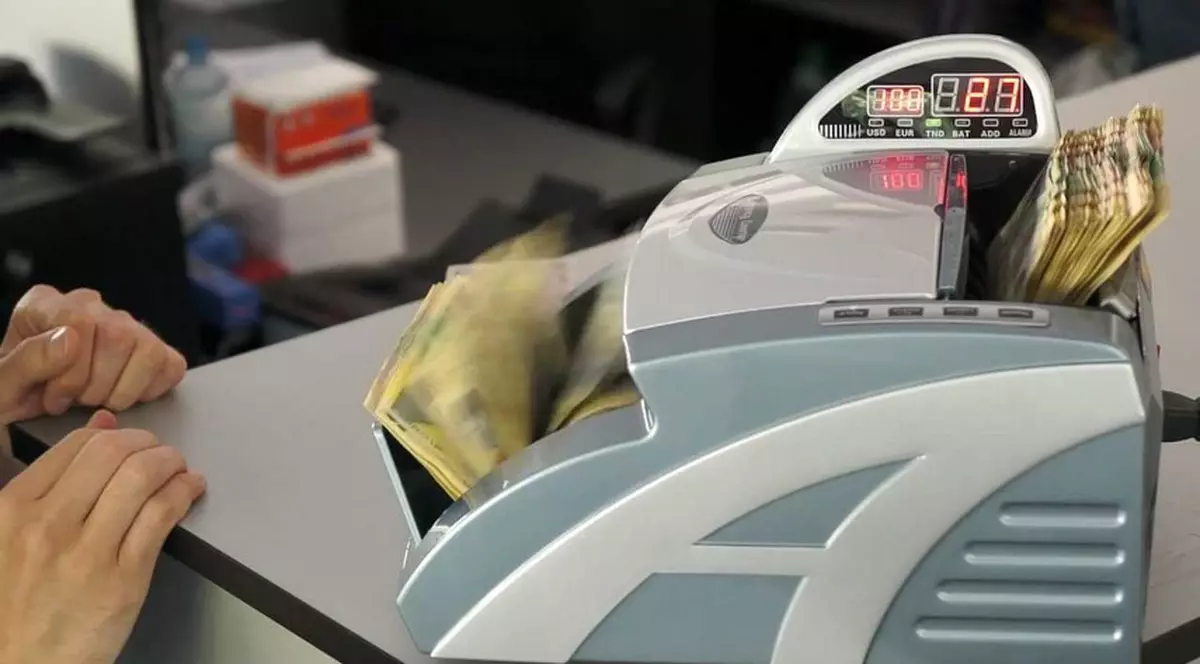 Românii păcăliți de bănci vor primi automat banii înapoi dacă o clauză este declarată abuzivă, Aparat de numărat bani