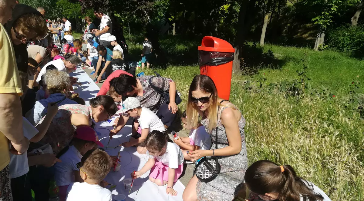 Pânză de Cartea Recordurilor, dedicată Centenarului, pictată de copii din Galaţi