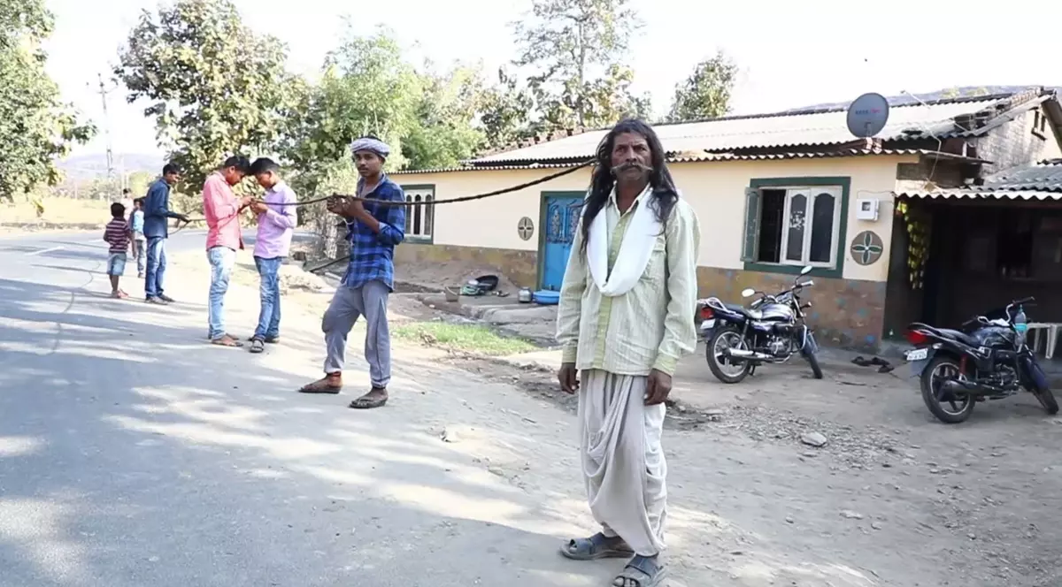 Bărbatul cu păr lung de 15 metri