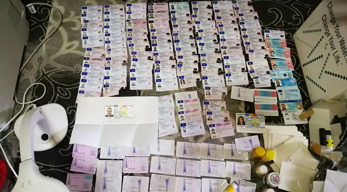 Sute de suspecţi ridicaţi în urma percheziţiilor DIICOT şi Poliţiei Române din această dimineaţă. Procurorii şi ofiţerii de la "Crimă organizată" au descins în casele unor suspecţi care, în ultima perioadă, au comis tot felul de infracţiuni.