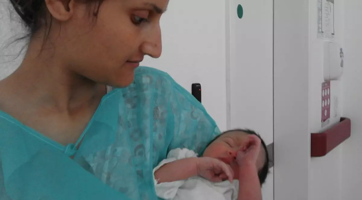 Cel mai tânăr azilant din România e o afgană de numai o zi. Bebelușul Parwa și mama ei, la spital