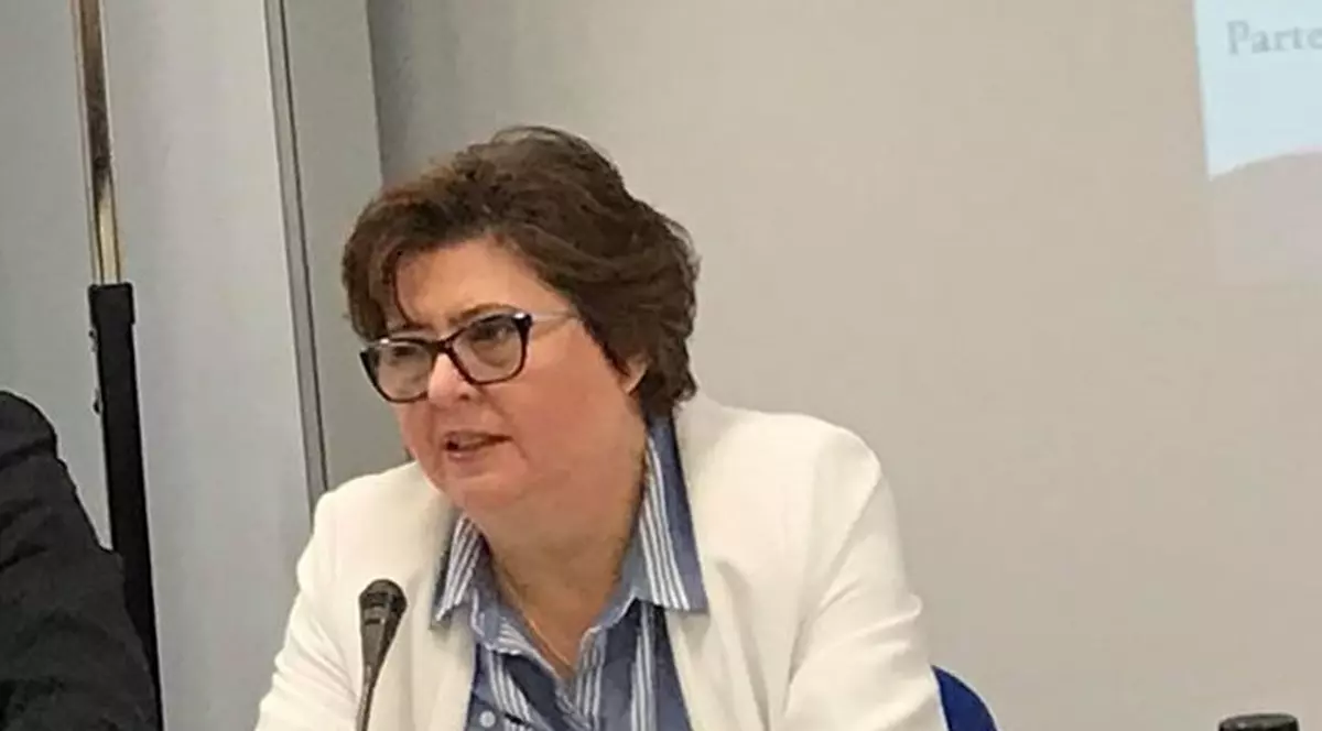 Alina Mungiu Pippidi, despre protestul din 10 august. Alina Mungiu Pippidi, într-o cămașă albastră și un sacou alb, la o conferință