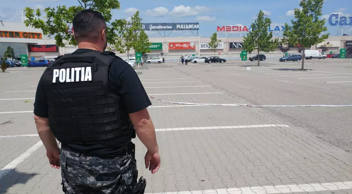 VIDEO&FOTO/ Panică într-un centru comercial din Pitești din cauza unui meseriaș care și-a uitat trusa cu scule în parcare