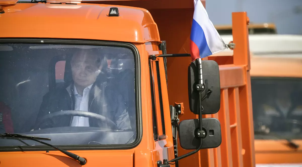 Putin a traversat Podul Crimeei la volanul unui camion