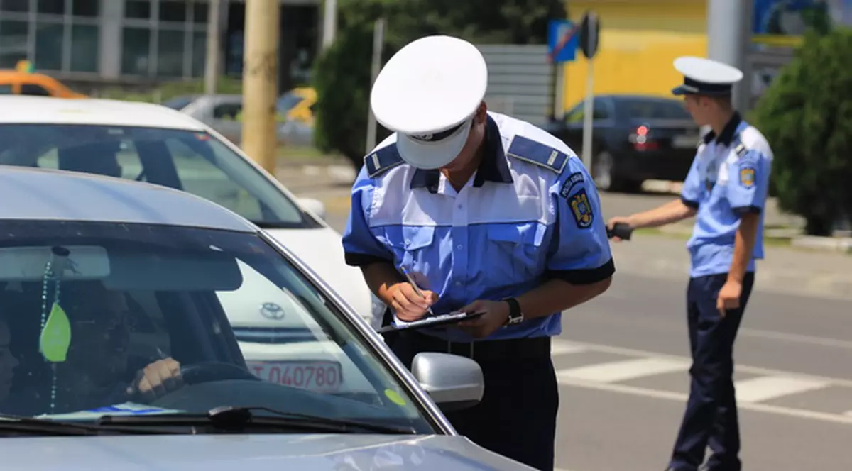 Poliţiştii au prins de Revelion 14 şoferi care goneau cu peste 200 km/h