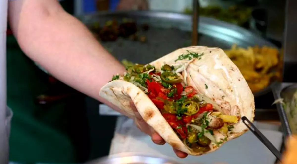 Angajații shaormeriei de unde ar fi mâncat copilul care a murit, obligați să facă teste medicale. saorma în mâna unui angajat