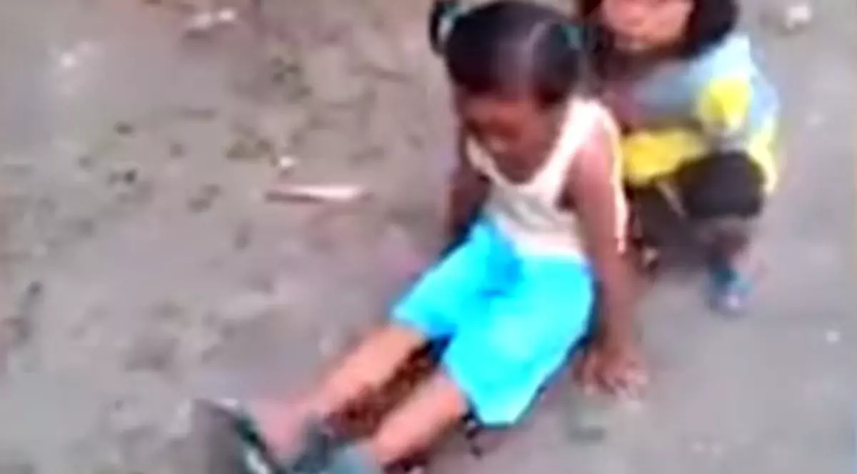 doua fetite se plimba pe un piton