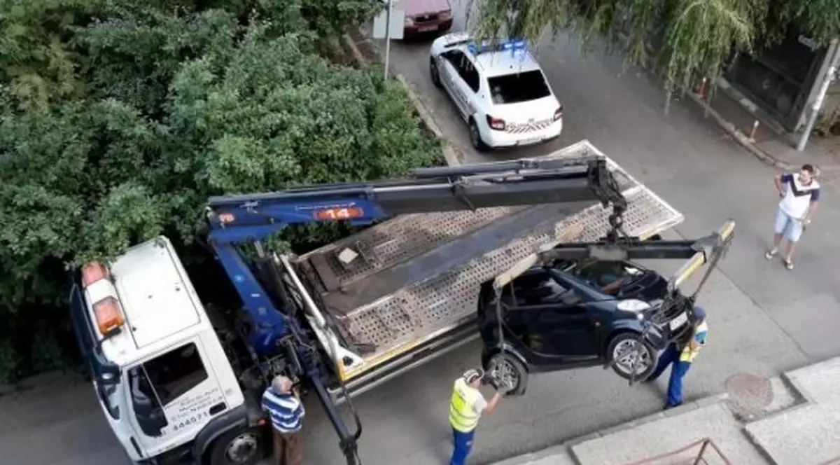 Un Smart ridicat de Poliția Locală, aproape scăpat de pe platformă, la Cluj