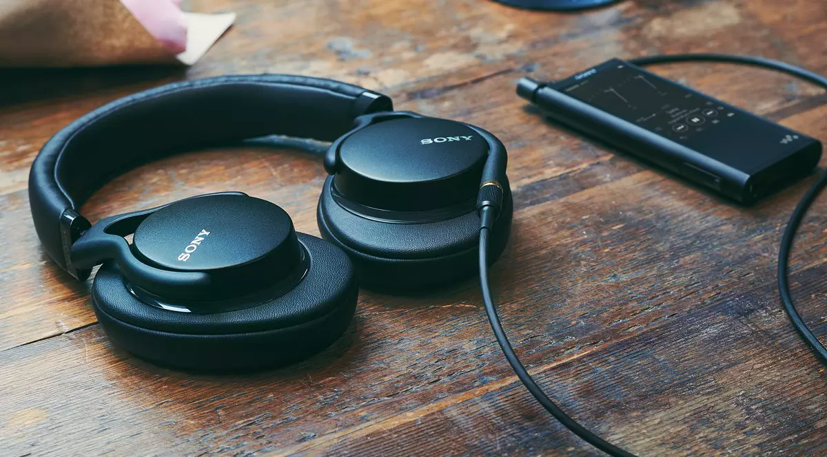Sony cumpără EMI Music cu 2,3 miliarde de dolari. Căști Sony și un Walkman