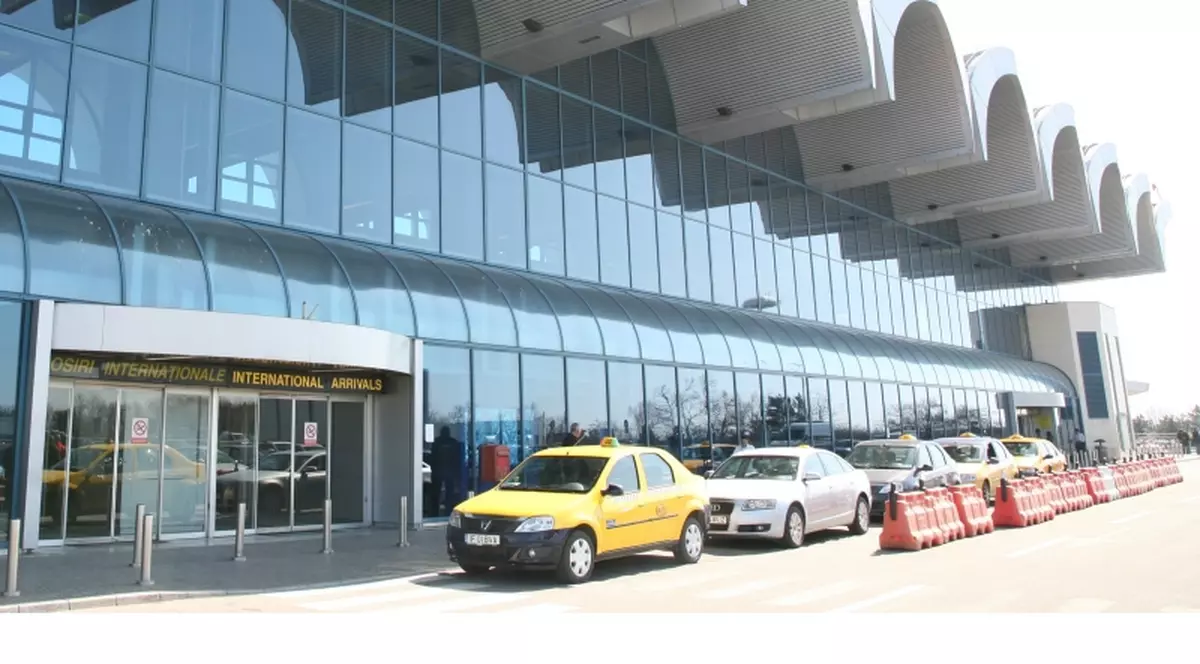 EXCLUSIV / Războiul Uber vs. Taxi se mută pe Aeroportul Otopeni. Taximetriştii îşi desfiinţează terminalele touch-screen de comandă