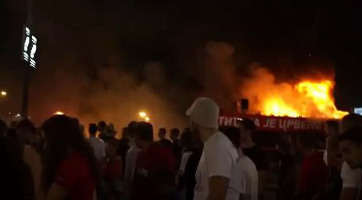VIDEO | Autocarul echipei Steaua Roșie a luat foc în timp ce jucătorii defilau prin centrul Belgradului
