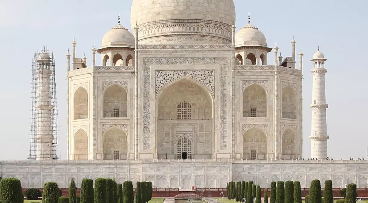 Taj Mahal începe să-și schimbe culoarea din cauza poluării