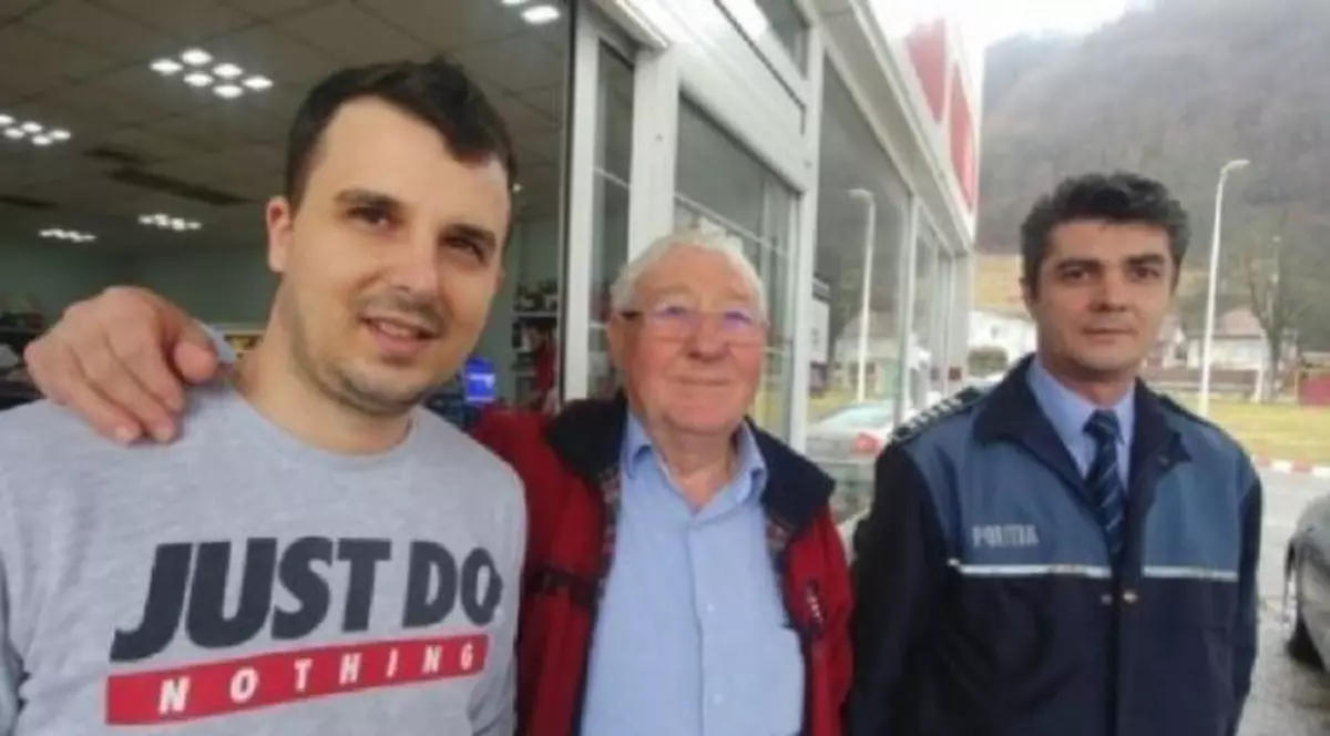 Păgubitul s-a fotografiat alături de tânărul care a găsit portofelul din Deva