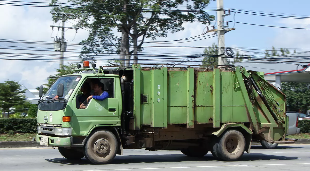Bărbat amendat după ce a fost fotografiat aruncând gunoi pe marginea drumului, în Făgăraș