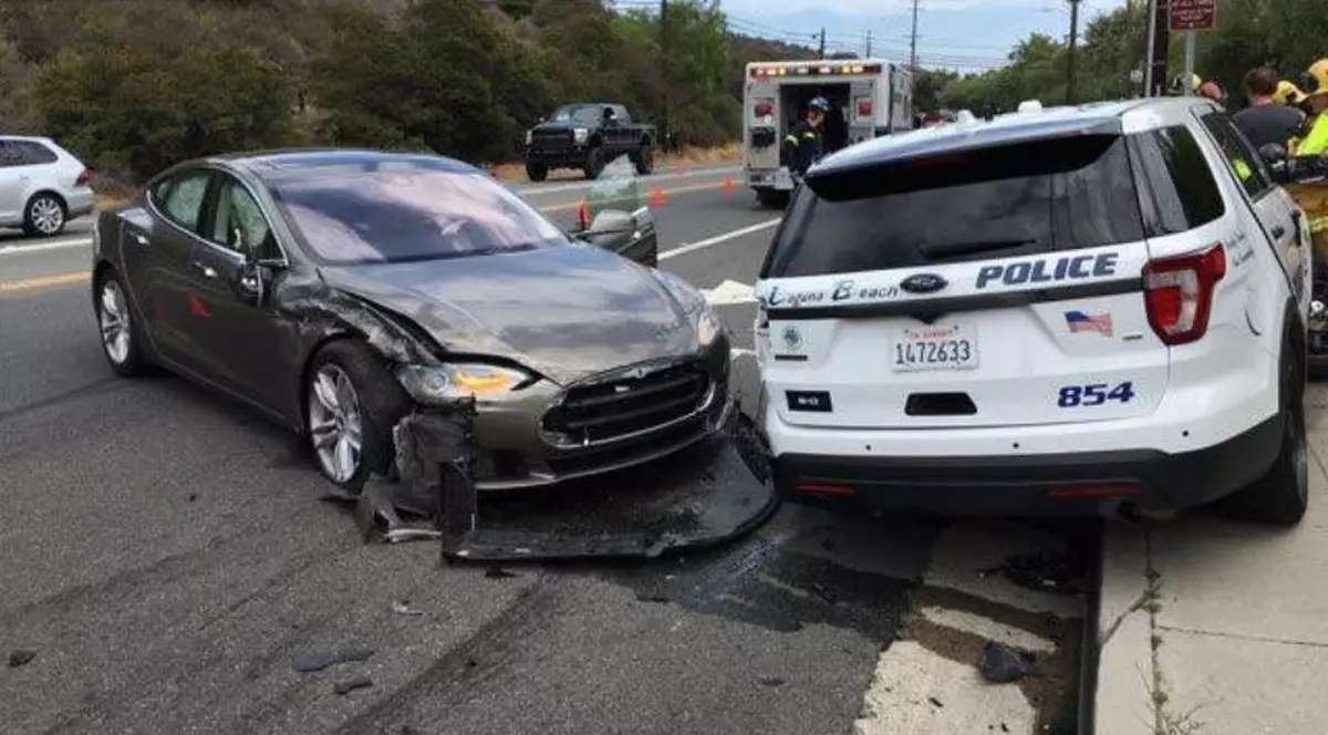 mașină Tesla care se conduce singură a fost implicată într-un accident