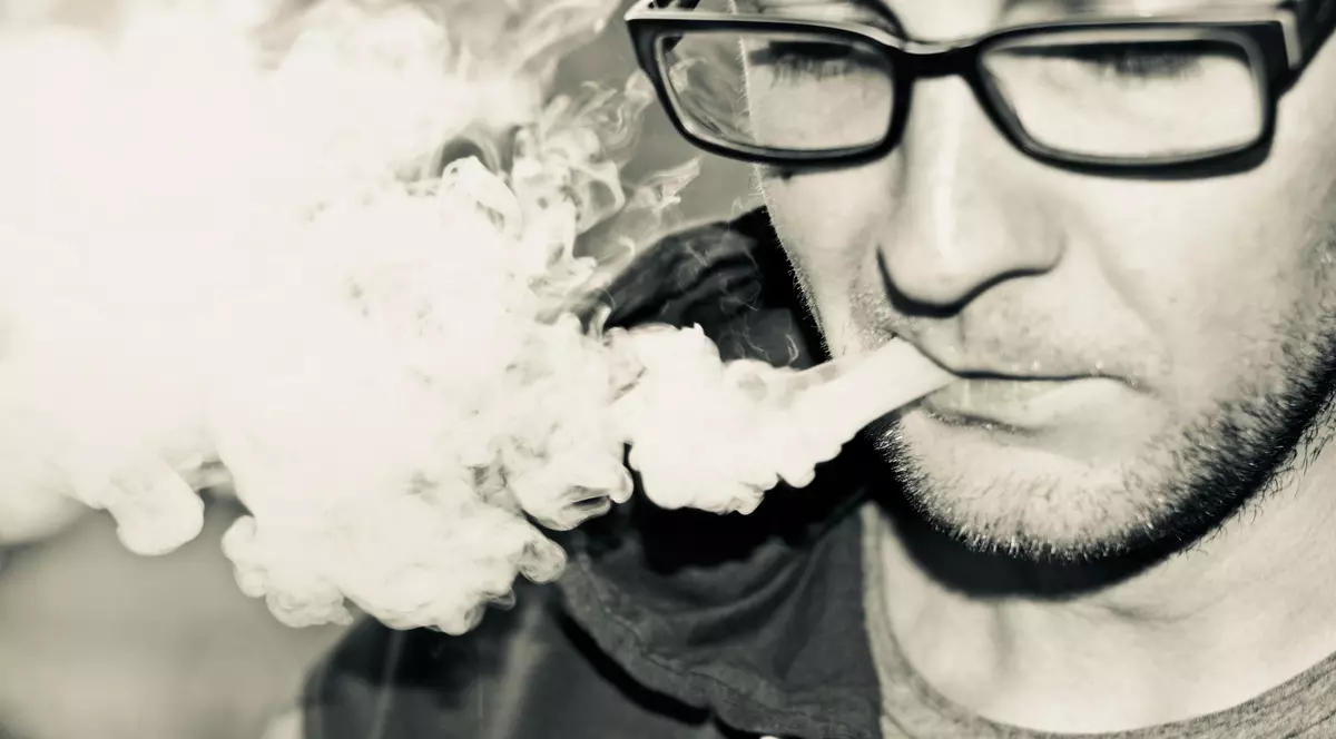 Un american a murit după ce țigara electronică i-a explodat în față. Un bărbat care fumează