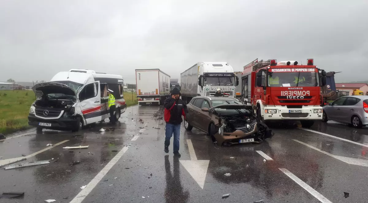 Microbuz plin cu elevi implicat într-un accident pe centura orașului Lugoj, în județul Timiș. Copiii mergeau în excursie